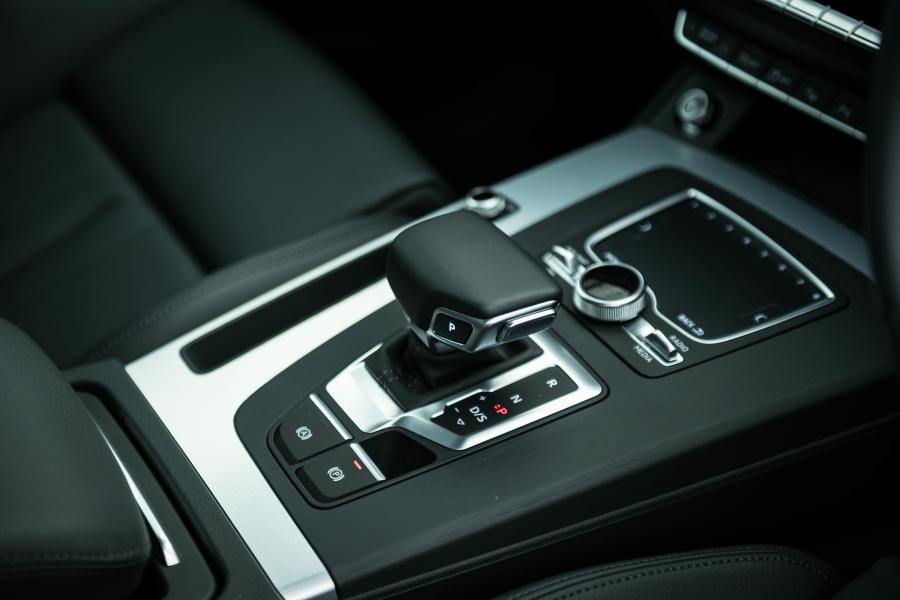 Детали интерьера Audi Q5 40 TDI Quattro 2019 года  (JP) (фото 8 из 20)